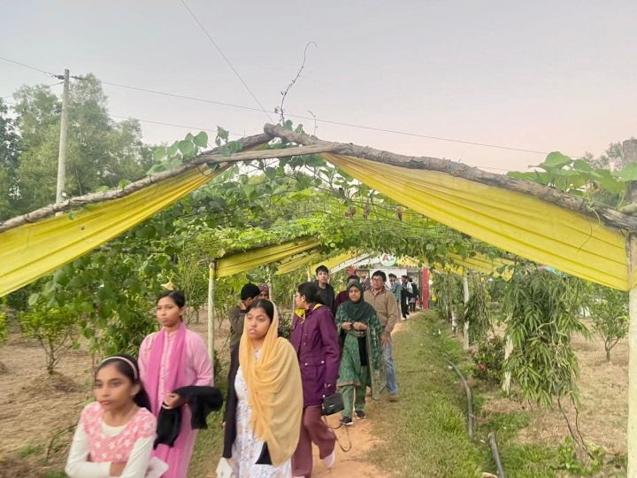 পর্যটকের সমাহার